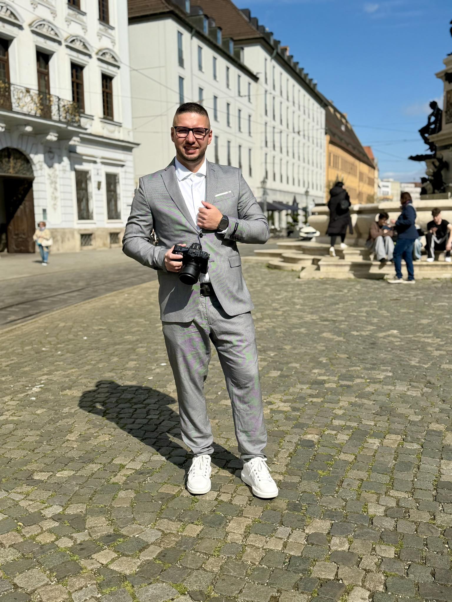 Stochian Madalin fotograf de nuntă București - la un eveniment cu aparat mirrorless