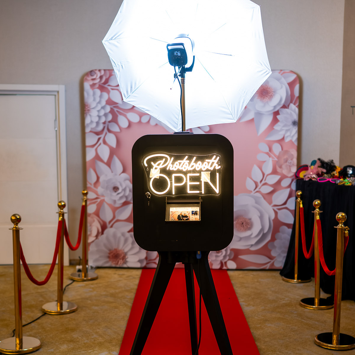 Cabina foto Bucuresti - photobooth cu neon OPEN, covor rosu si stalpi aurii