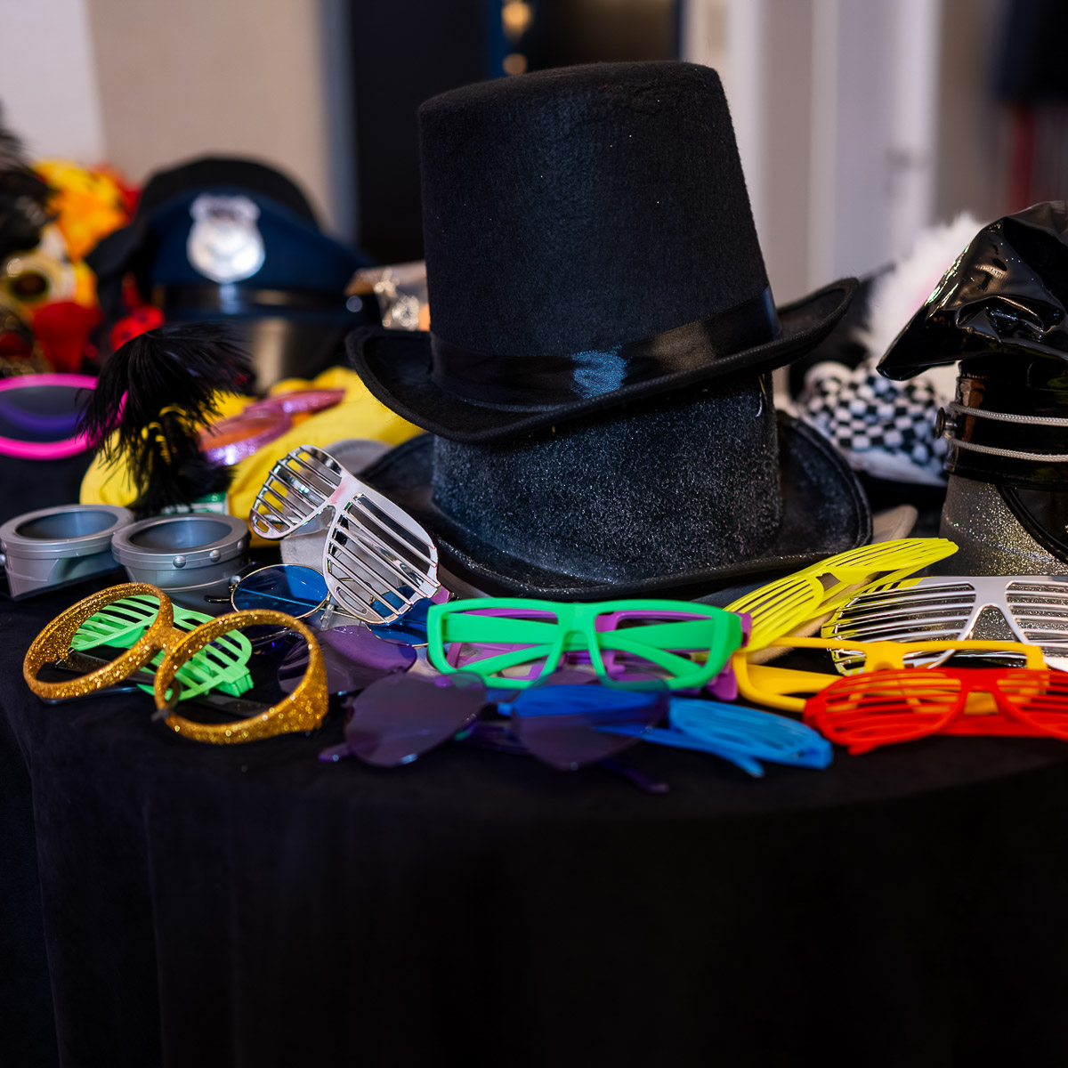 Cabina foto Bucuresti - recuzita cu palarii, ochelari colorati si accesorii party