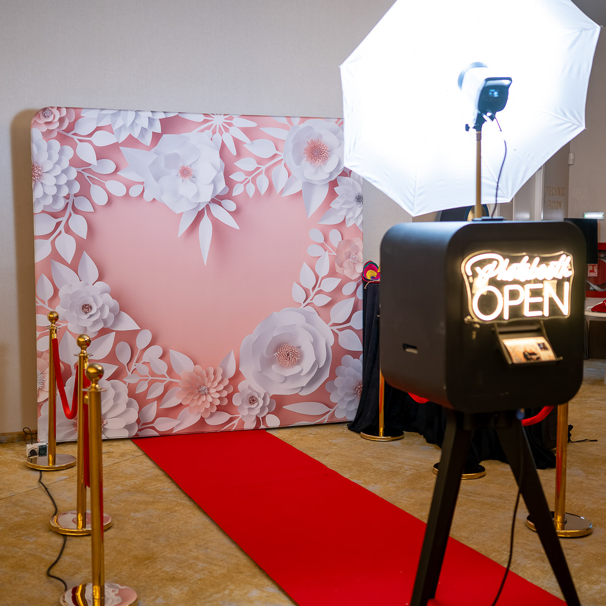 Cabina foto Bucuresti - setup complet cu fundal floral inima roz si covor rosu