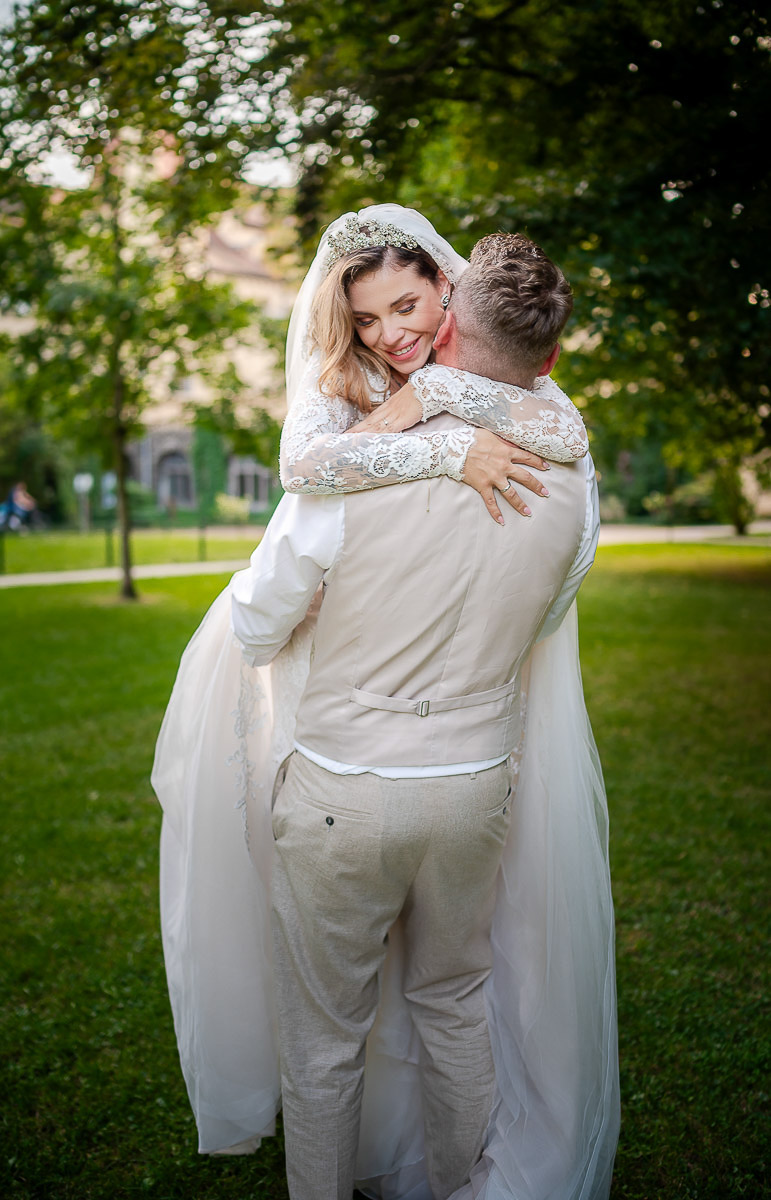 Contact fotograf nunta Bucuresti – cuplu de miri într-o îmbrățișare, ședință în parc