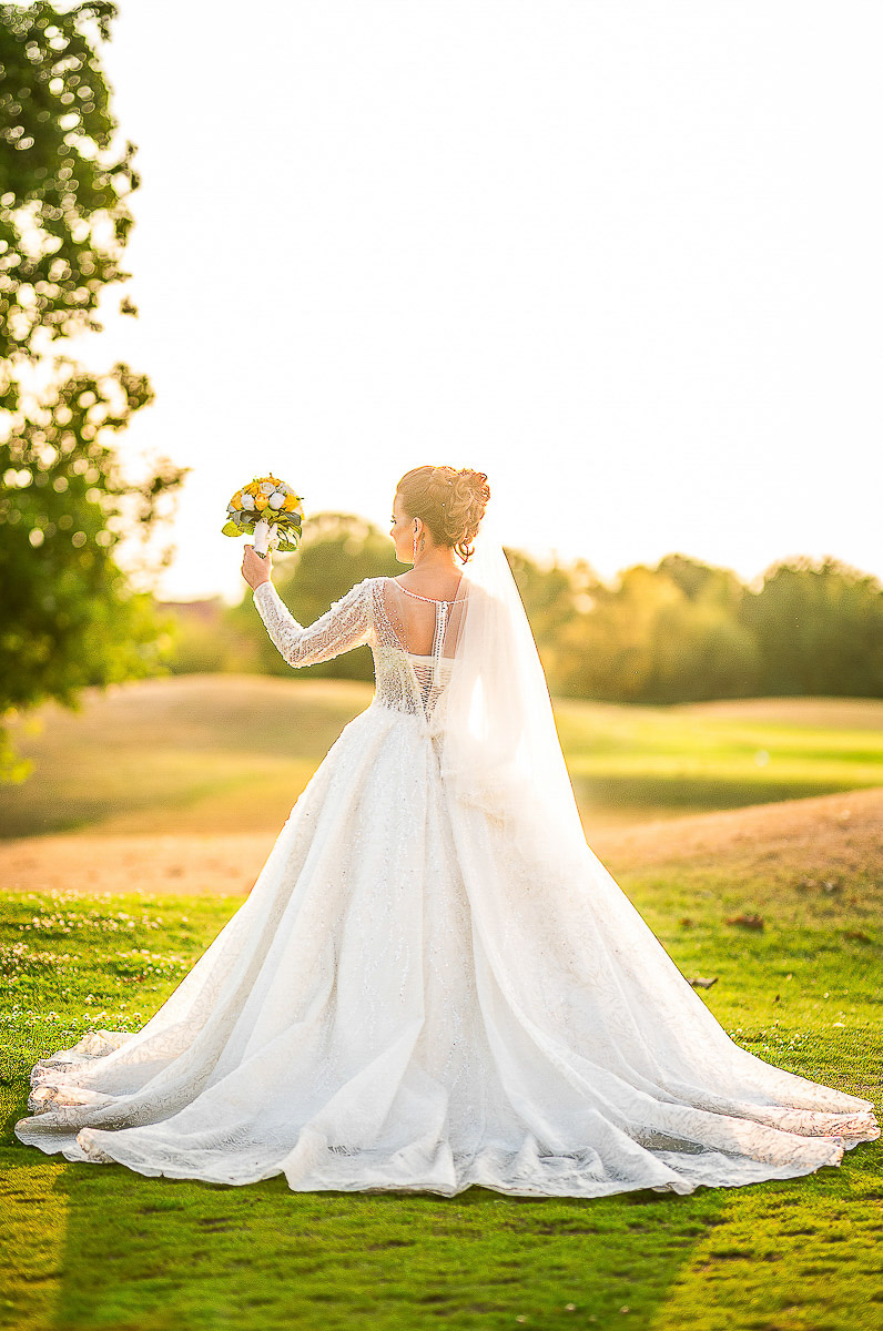 Contact fotograf nunta Bucuresti – mireasă cu trenă și buchet, ședință la apus