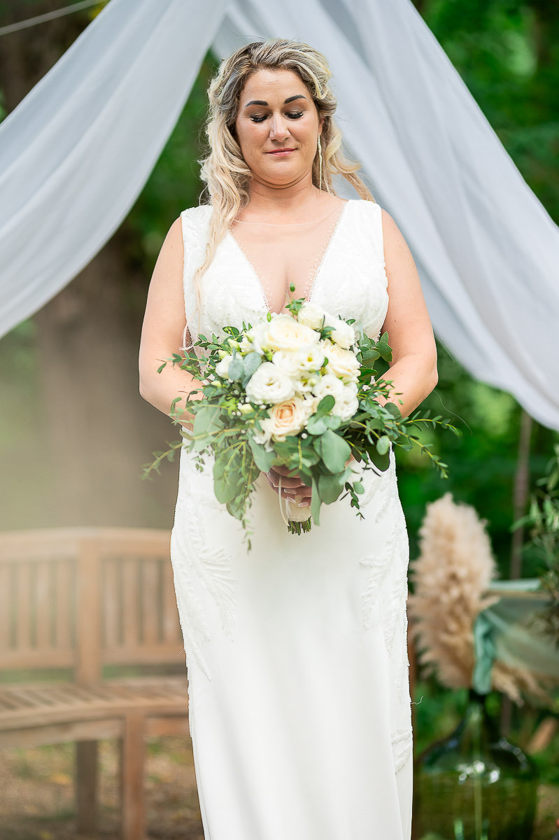 Contact fotograf nunta Bucuresti – mireasă cu buchet la ceremonia în aer liber