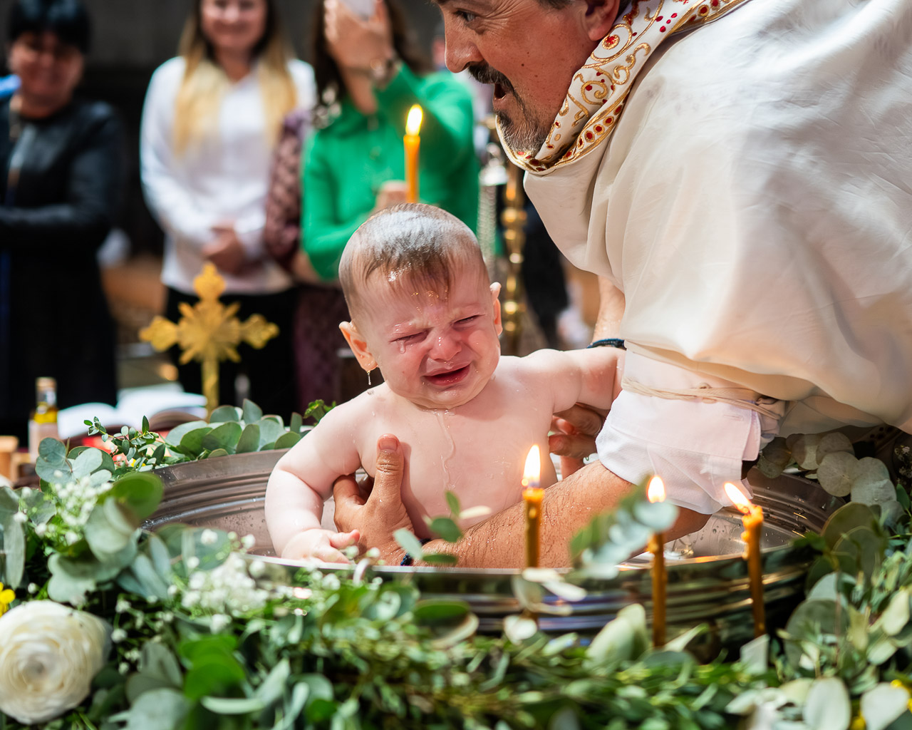 Fotograf botez Bucuresti – bebeluș în cristelniță, momentul scufundării la ceremonie