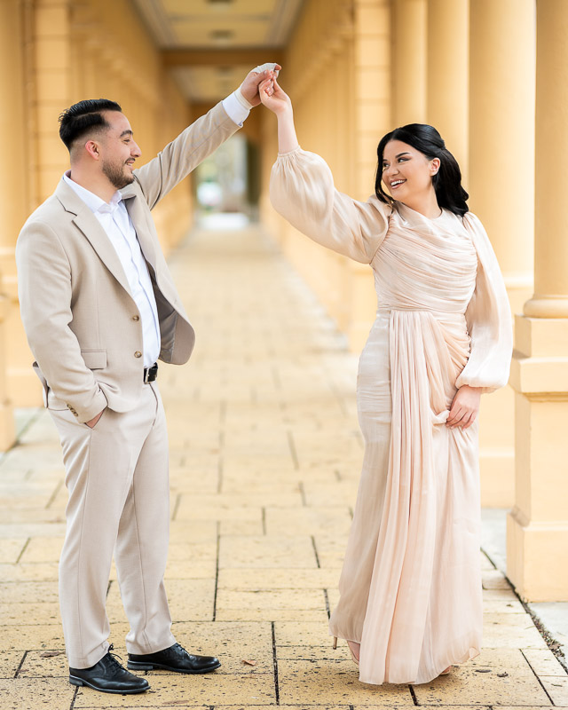Mireasă în rochie elegantă dansand — fotograf nuntă București