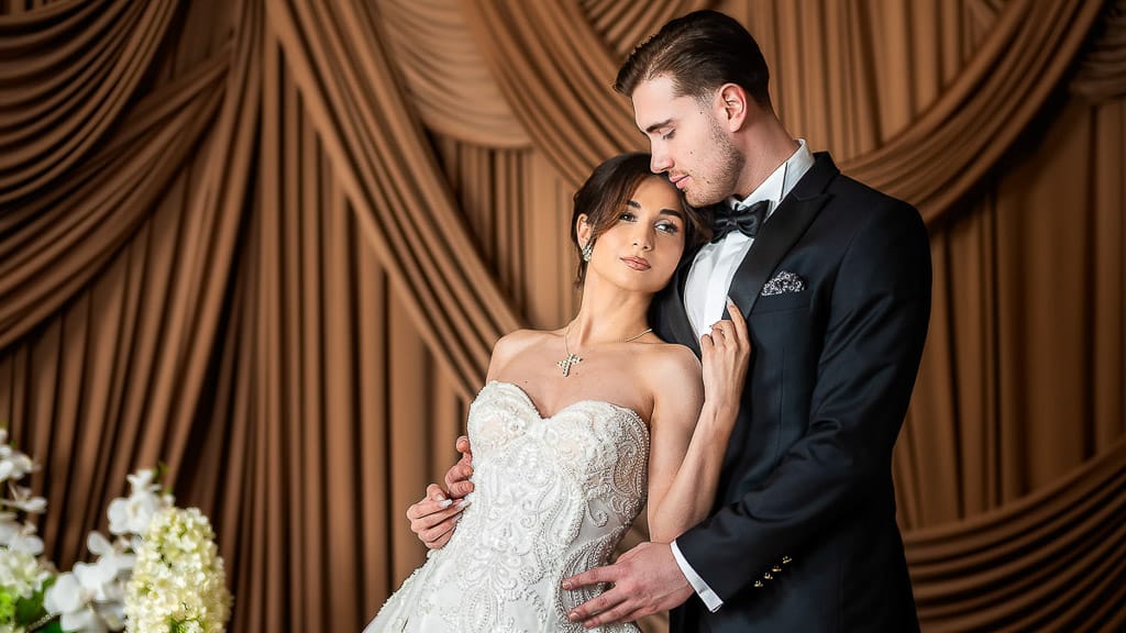Fotografii nunta Bucuresti — portret elegant al mirilor pe fundal de catifea