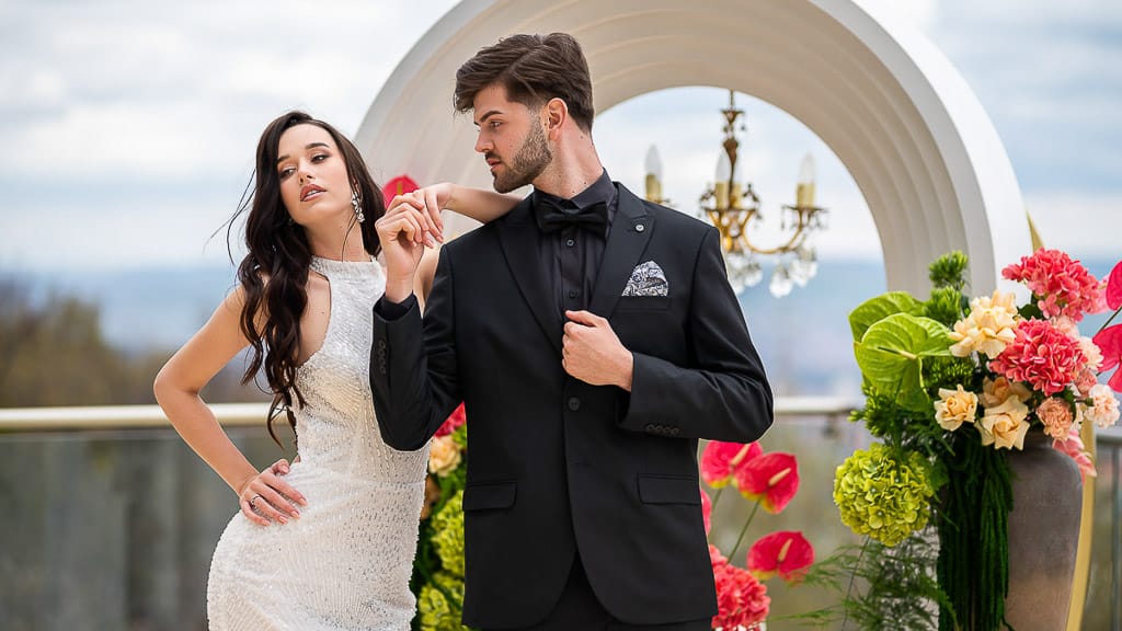 Fotografii nunta Bucuresti — miri pe terasa cu arcada si flori