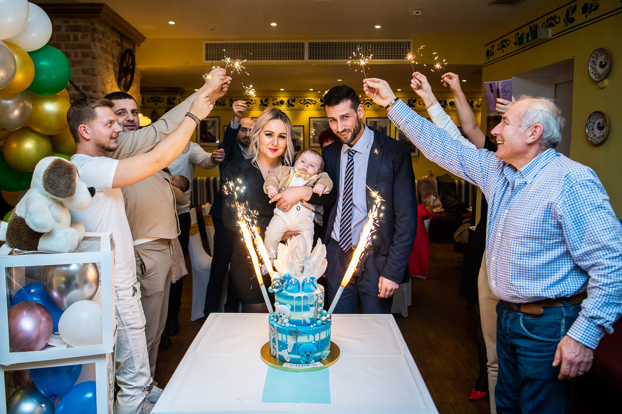 Oferta foto video botez Bucuresti – tortul cu artificii la petrecerea de la restaurant