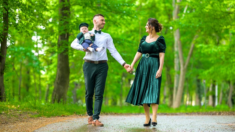 Sedinta foto familie Bucuresti — moment spontan de joaca si rasete