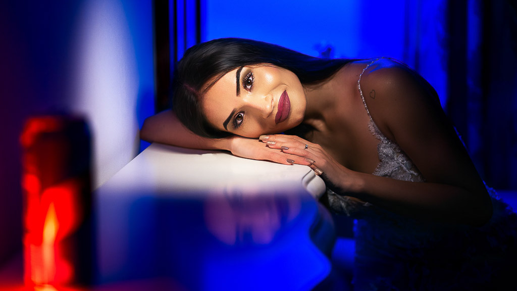 Sedinta foto portret Bucuresti — portret cu lumina cinematografica rosu si albastru
