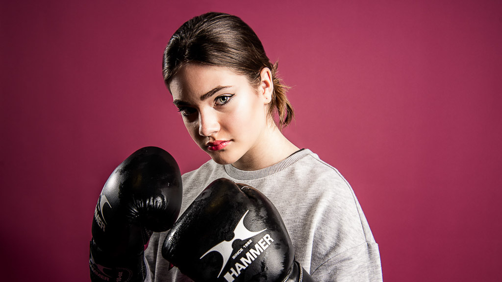 Ședință foto studio București — portret pe fundal roz, fotograf Stochian Madalin