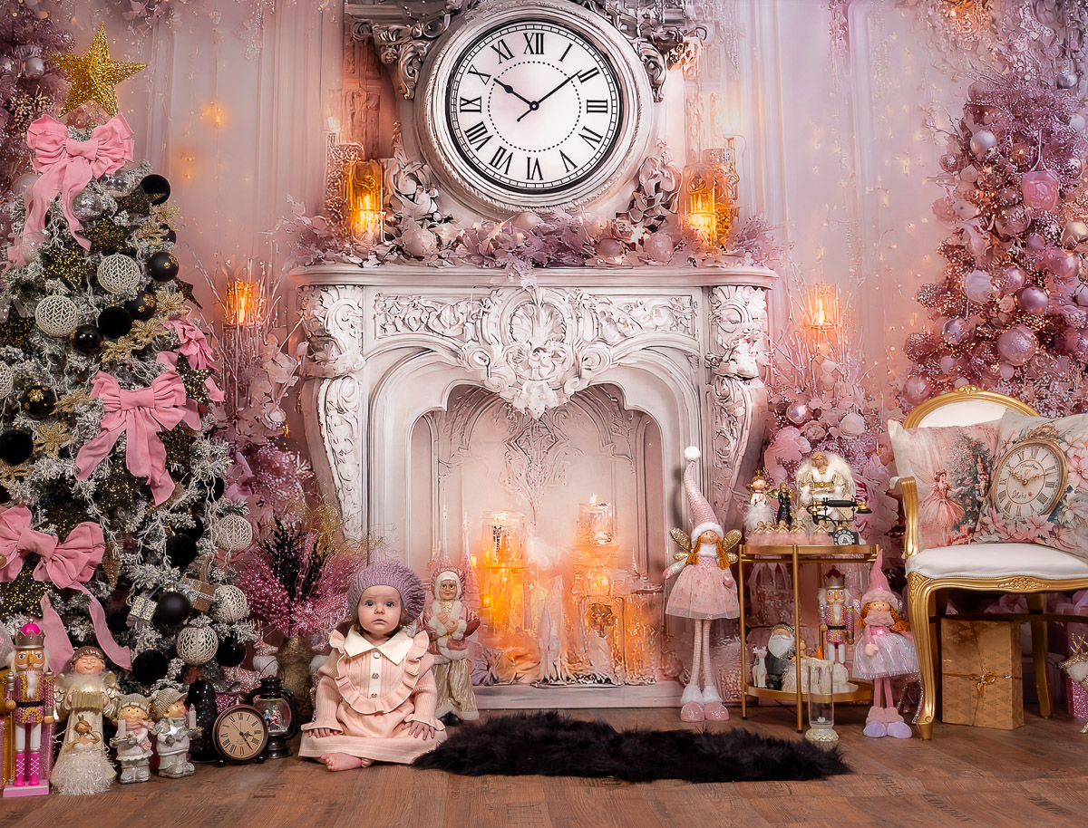 Sedinte foto Craciun Bucuresti - decor roz elegant cu brazi si ceas, pentru familii