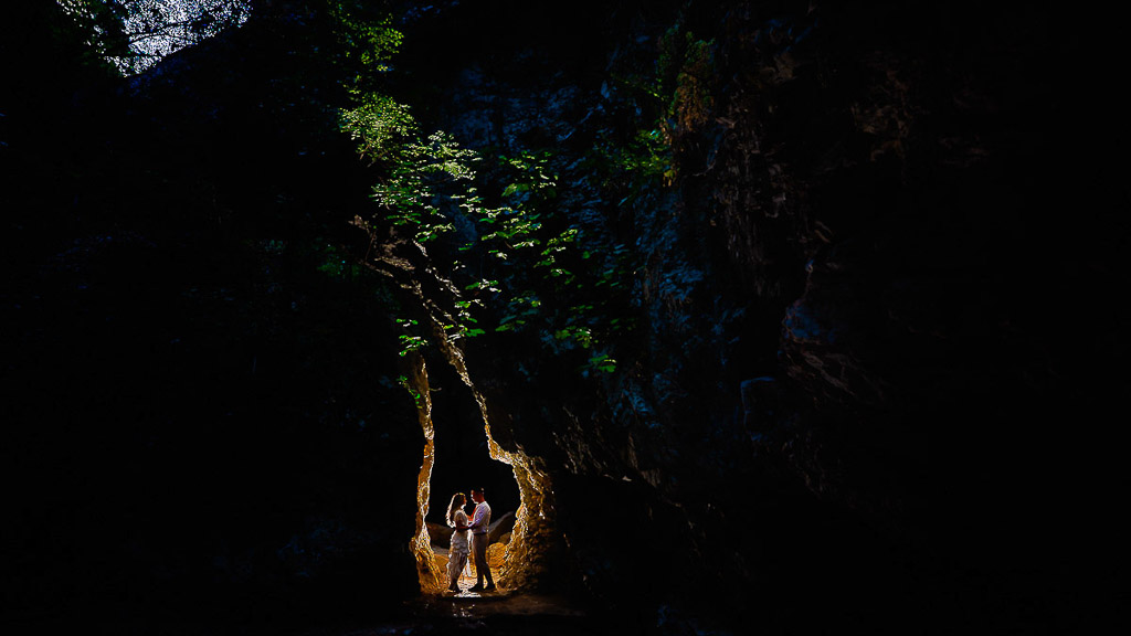 Sedinte foto Trash the Dress Bucuresti — cuplu intr-un cadru dramatic cu lumina naturala